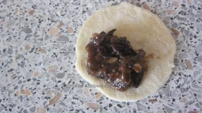 вареники с черносливом, грецкими орехами и медом