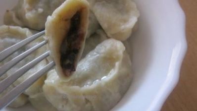 вареники с черносливом, грецкими орехами и медом