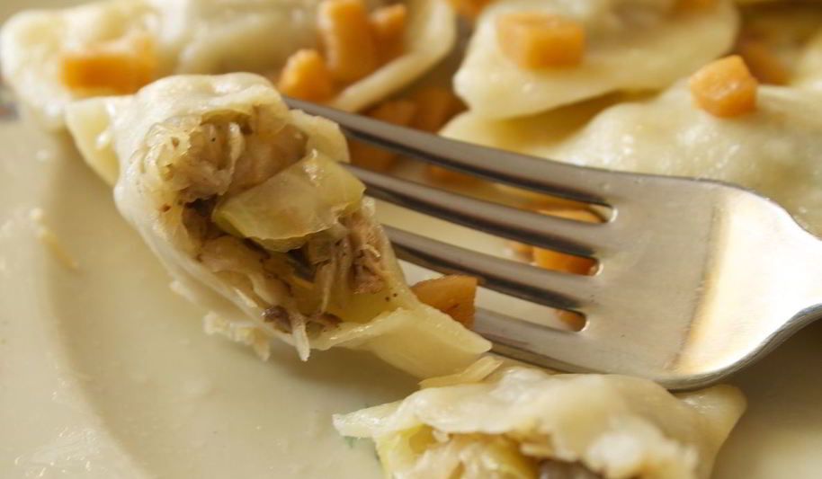 Рецепт вареников с грибами и кислой капустой