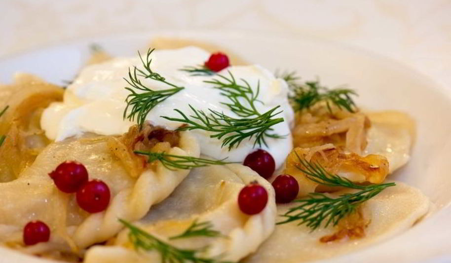 Рецепт вареников с кислой капустой и мятым картофелем