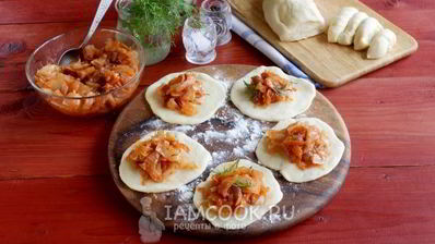 вареники с квашеной капустой и салом