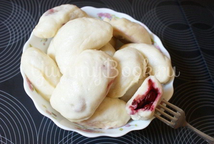 Вареники с вишнями в мультиварке на пару