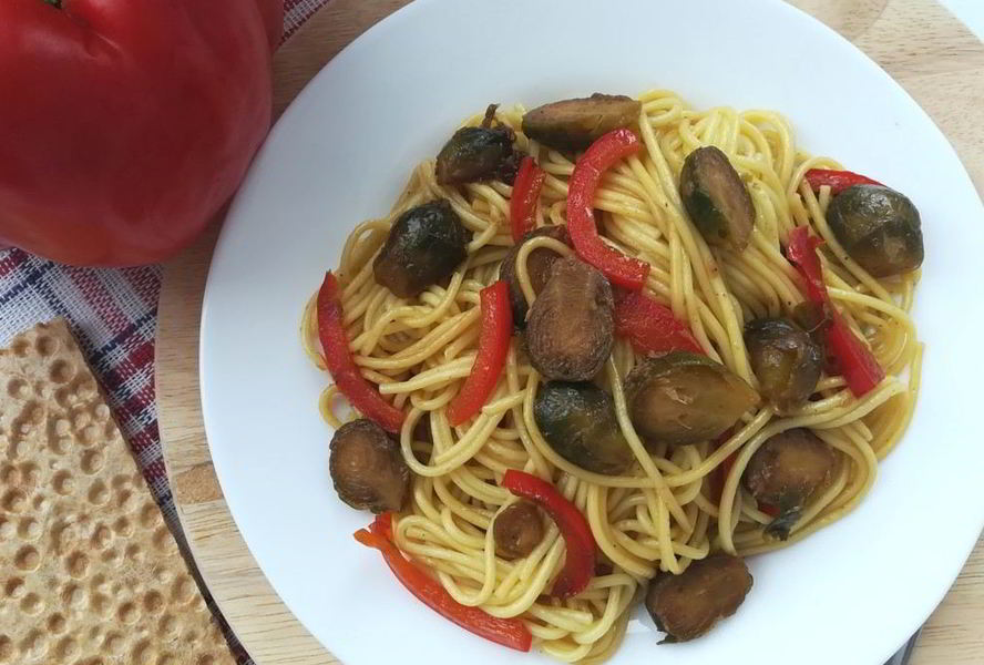 Яичная лапша с овощами по-азиатски