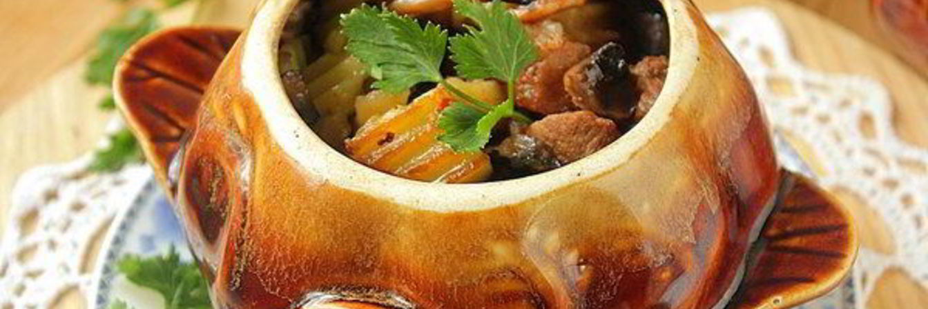 Ароматное жаркое из свинины в горшочке