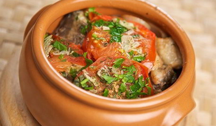 Рецепт домашнего жаркого из свинины в горшочке