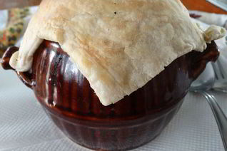 Хмельное жаркое в горшочке с вяленым черносливом