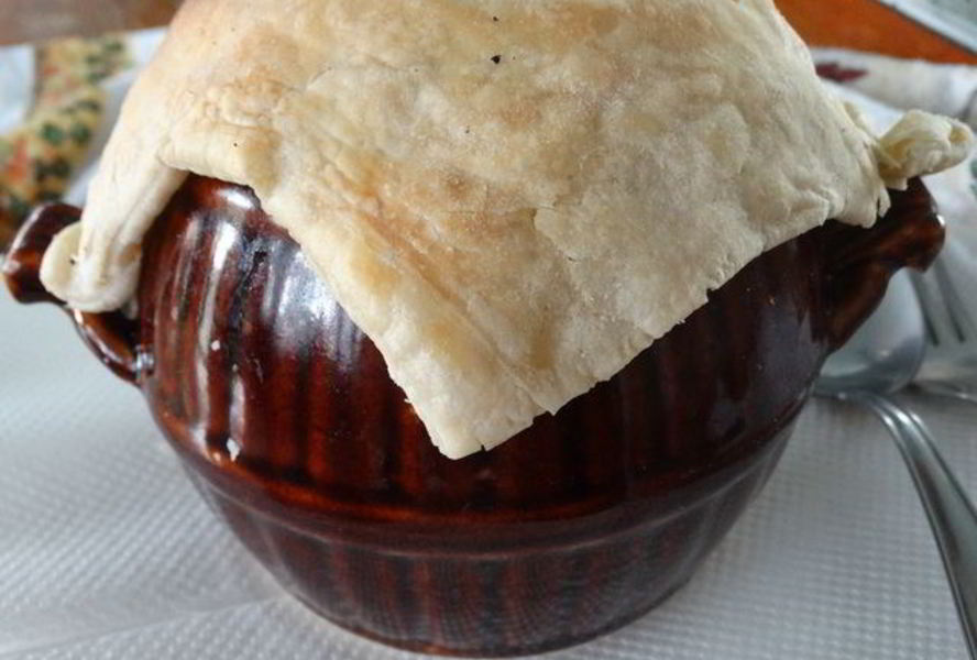 Хмельное жаркое в горшочке с вяленым черносливом