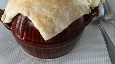 хмельное жаркое в горшочке с вяленым черносливом