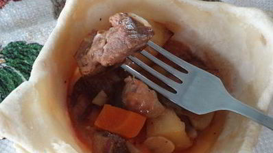 хмельное жаркое в горшочке с вяленым черносливом