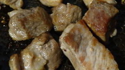 хмельное жаркое в горшочке с вяленым черносливом