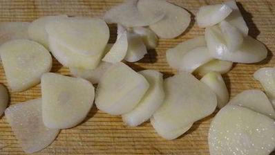 хмельное жаркое в горшочке с вяленым черносливом