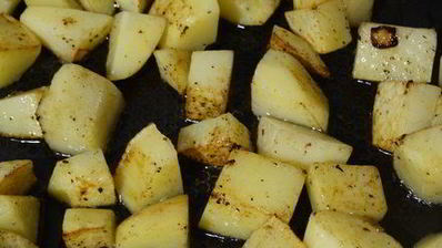 хмельное жаркое в горшочке с вяленым черносливом