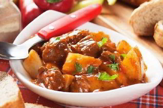 Нежное и сочное жаркое из мяса с картофелем