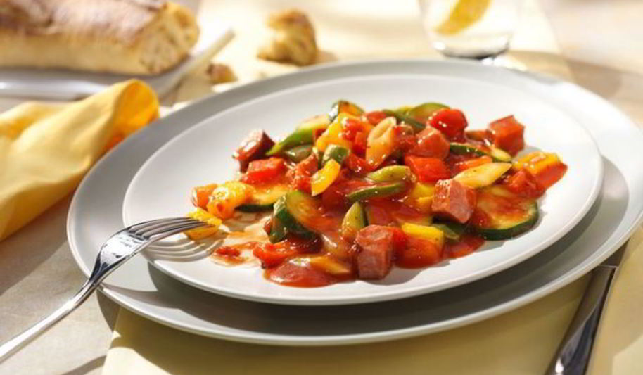 Рецепт овощного жаркого с копченой колбасой
