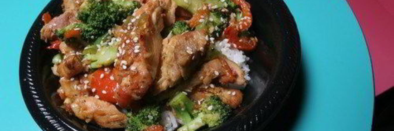 Пикантное жаркое из курицы по-китайски с брокколи, перцем и огурцом