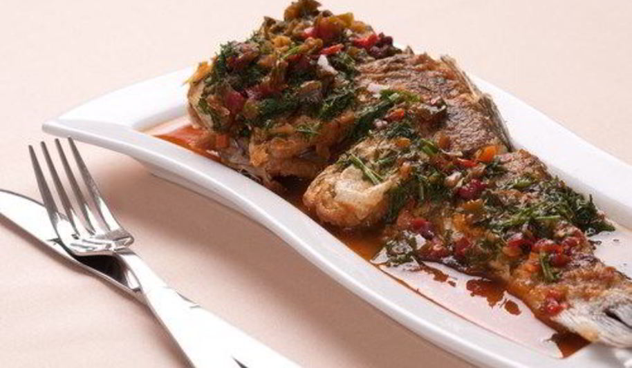 Рецепт рыбного жаркого с овощами, анчоусами и томатным соусом