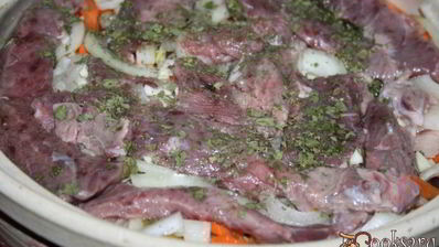 сытное жаркое с говядиной и фасолью