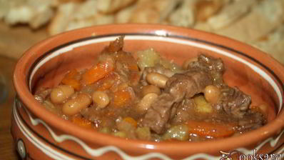 сытное жаркое с говядиной и фасолью