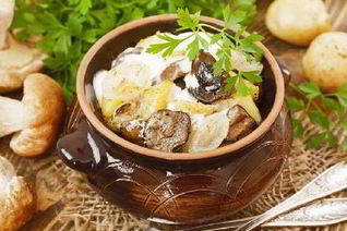 Традиционное жаркое из картофеля и грибов