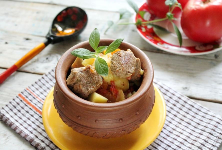 Жаркое из баранины с картошкой в кастрюле