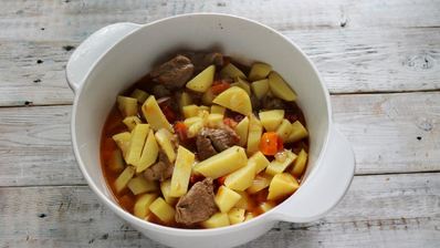 жаркое из баранины с картошкой в кастрюле