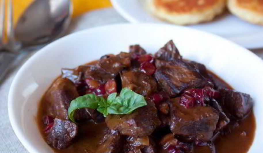 Рецепт жаркого из говядины с клюквой