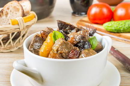 Жаркое из говядины с сухофруктами и миндалем