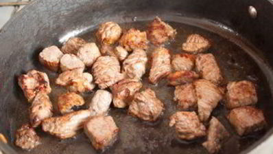 жаркое из говядины с сухофруктами и миндалем