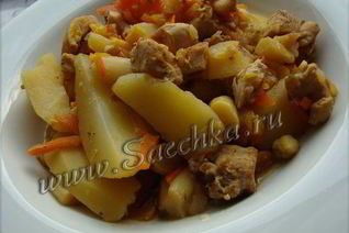 Жаркое из индейки с овощами в горшочке