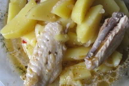Жаркое из куриных крылышек и картофеля