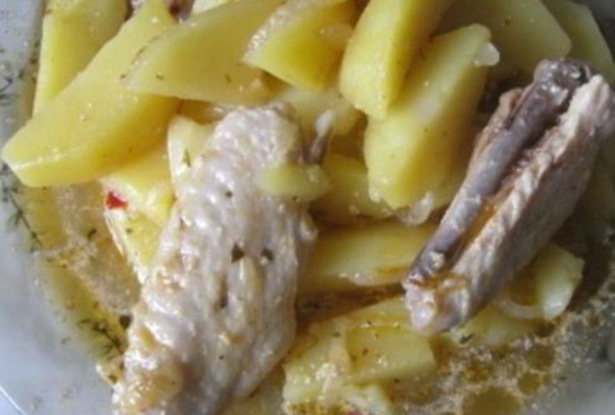 Жаркое из куриных крылышек и картофеля