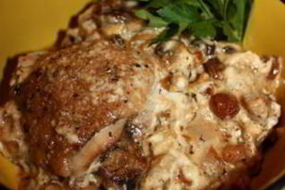 Жаркое из курицы с изюмом в горшочках