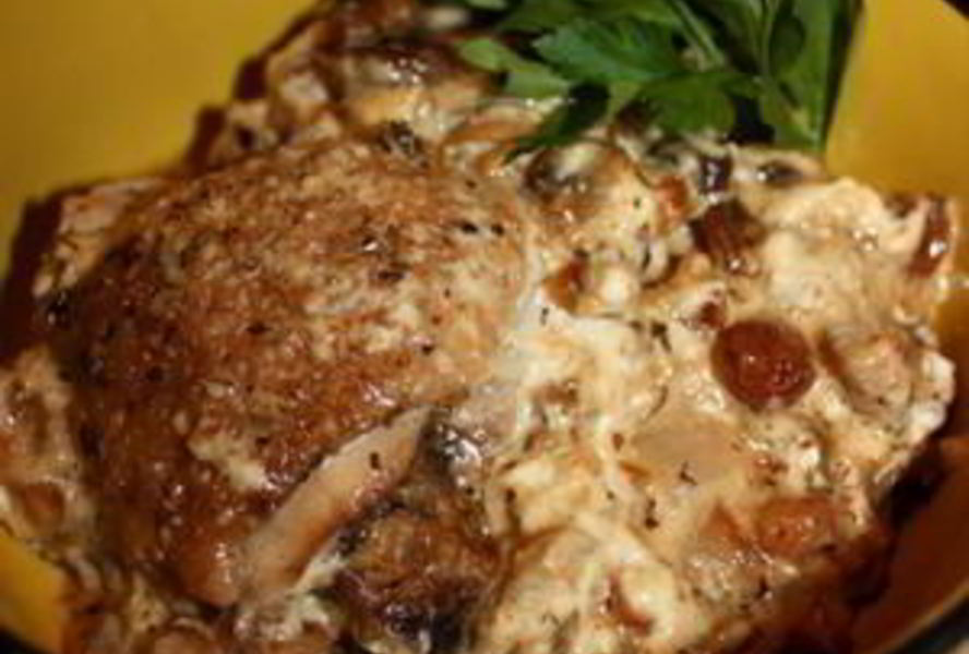 Жаркое из курицы с изюмом в горшочках