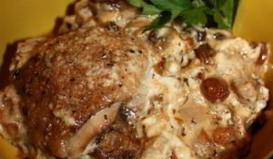 Рецепт жаркого из курицы с изюмом в горшочках