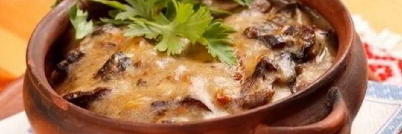 Жаркое из овощей со свининой в горшочках