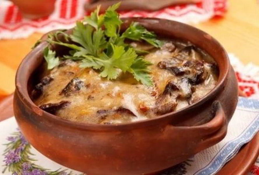 Жаркое из овощей со свининой в горшочках