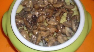 жаркое из сердечек с грибами в горшочке