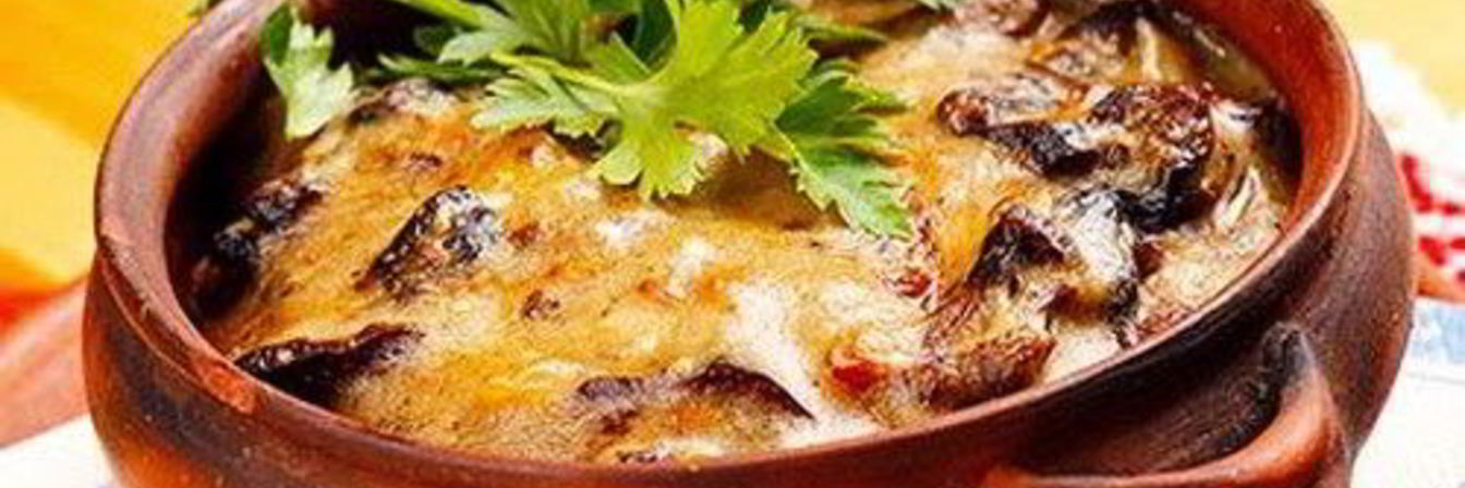 Жаркое из сердечек с шампиньонами в горшочке