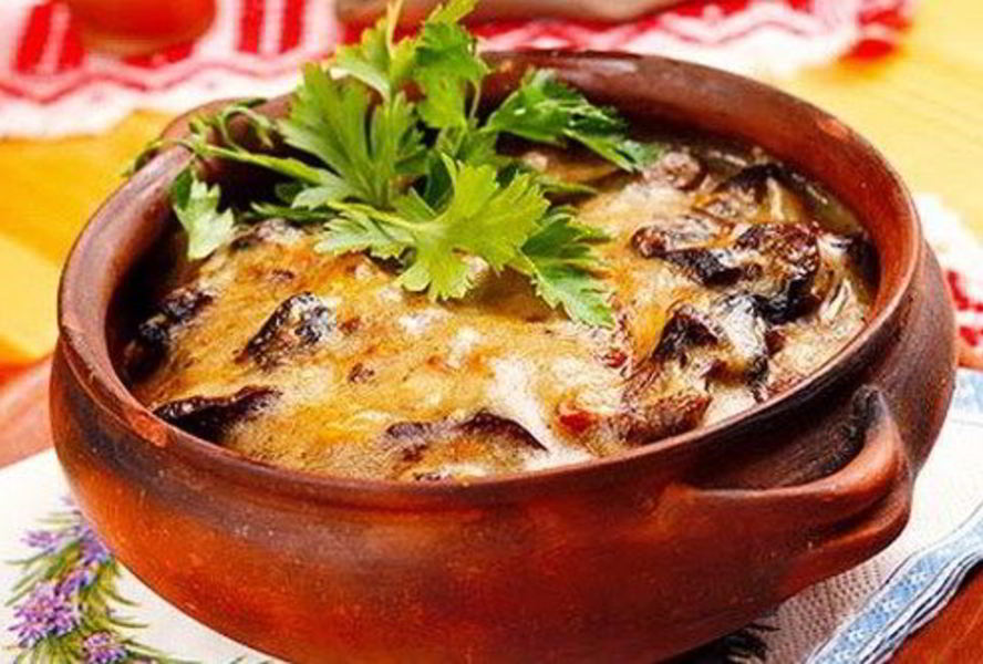 Жаркое из сердечек с шампиньонами в горшочке