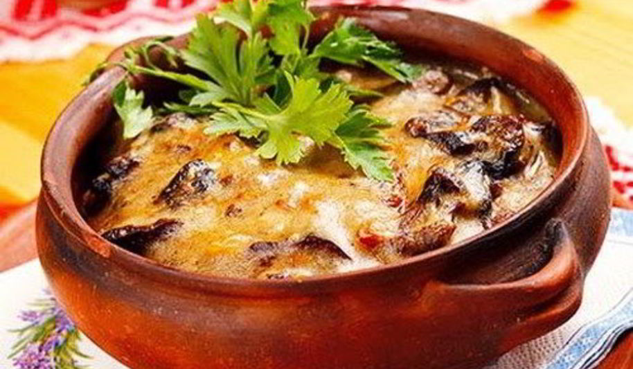 Рецепт жаркого из сердечек с шампиньонами в горшочке