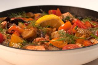 Жаркое из судака и семги с овощами