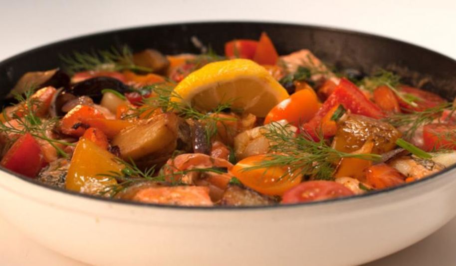 Рецепт жаркого из судака и семги с овощами