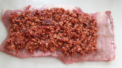 жаркое из свинины, фаршированное яблоками и клюквой