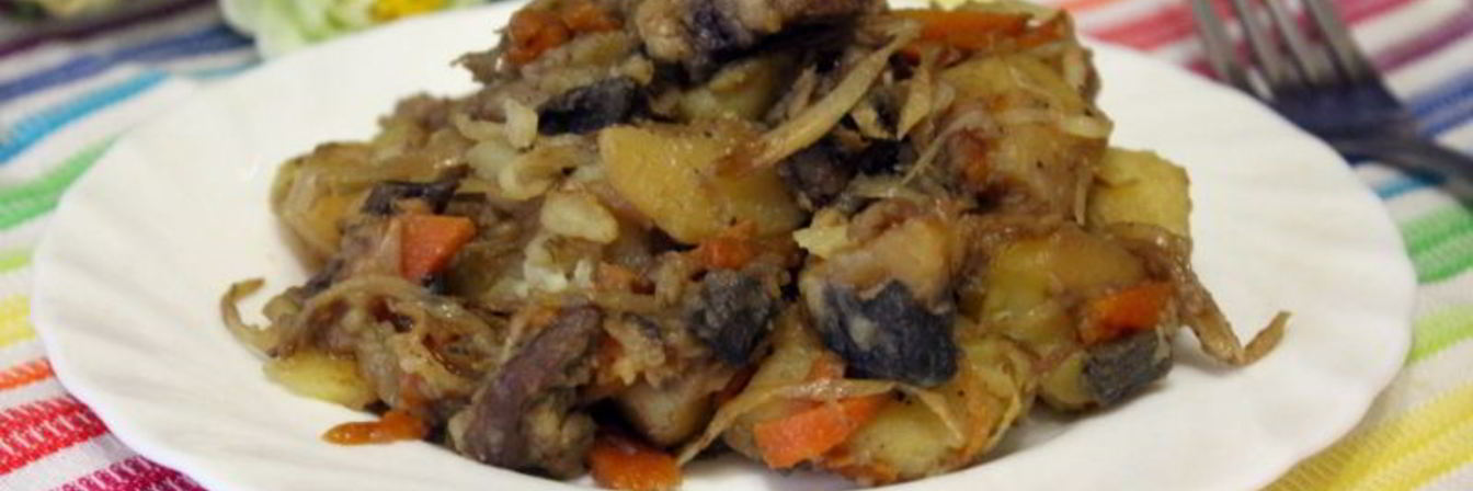 Жаркое из свинины с картофелем и сушеными грибами