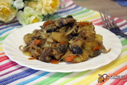 Жаркое из свинины с картофелем и сушеными грибами