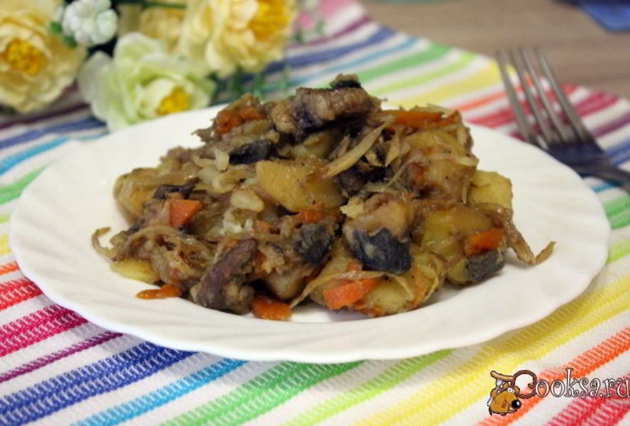 Жаркое из свинины с картофелем и сушеными грибами
