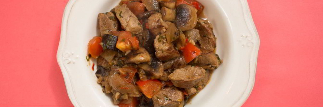 Жаркое из свинины с острыми баклажанами и шампиньонами