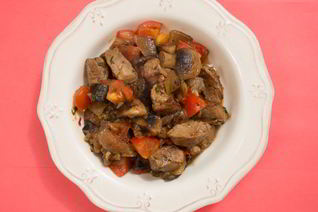 Жаркое из свинины с острыми баклажанами и шампиньонами