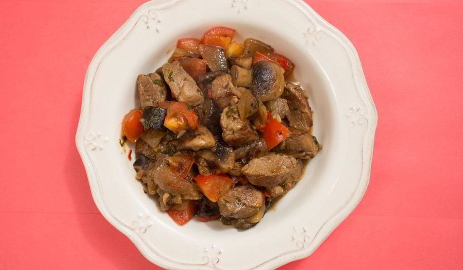 Рецепт жаркого из свинины с острыми баклажанами и шампиньонами