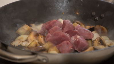 жаркое из свинины с острыми баклажанами и шампиньонами